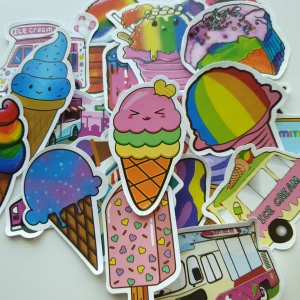 25st Färgglada glass- och glassbil-klistermärken - Ett set med färgglada klistermärken med motiv av glassar, glassbilar och glasspinnar. Perfekt för att dekorera laptops, surfplattor eller mobilskal. Klistermärkena är i nyskick, utan synligt slitage eller defekter. Roliga och lekfulla motiv som passar både barn och vuxna.