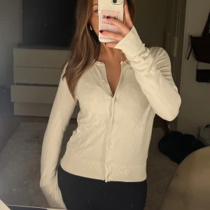 Vit kofta - Vit kofta från h&m i storlek xs som är i bra skick. 💕