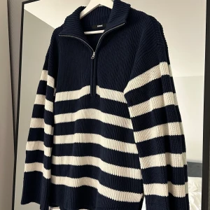 Stickad tröja BikBok - Randig mysig stickad tröja från BikBok i storlek xs, oversized! 