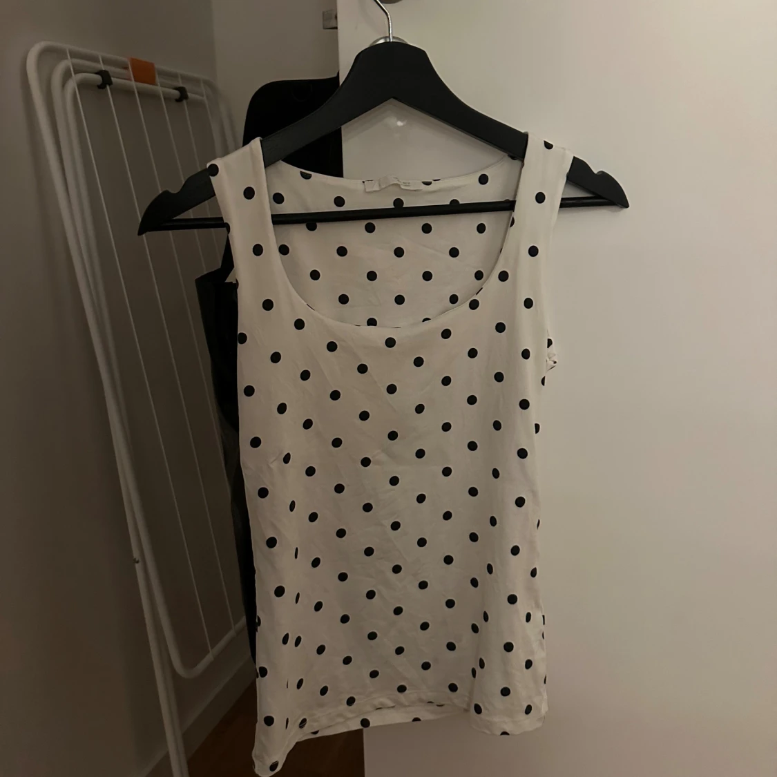 Vit prickig linnetopp från Zara