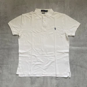 Vit Polo Ralph Lauren pike  - Jag Säljer en fet pike från Polo Ralph Lauren| skicket på tröjan är bra 8/10 | storlek L | ny pris 2000: mitt pris är 399 | skriv vid frågor och funderingar       