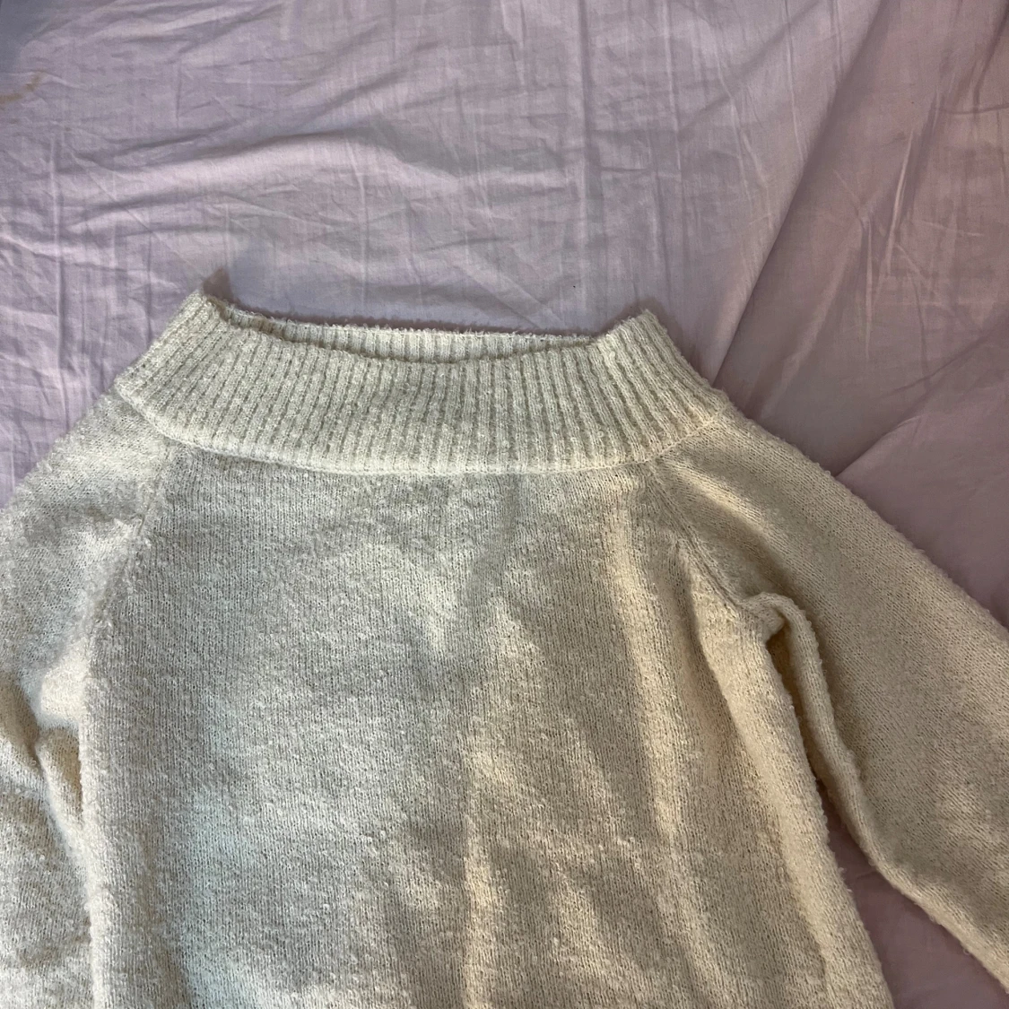 Beige stickad polotröja med ribbad krage