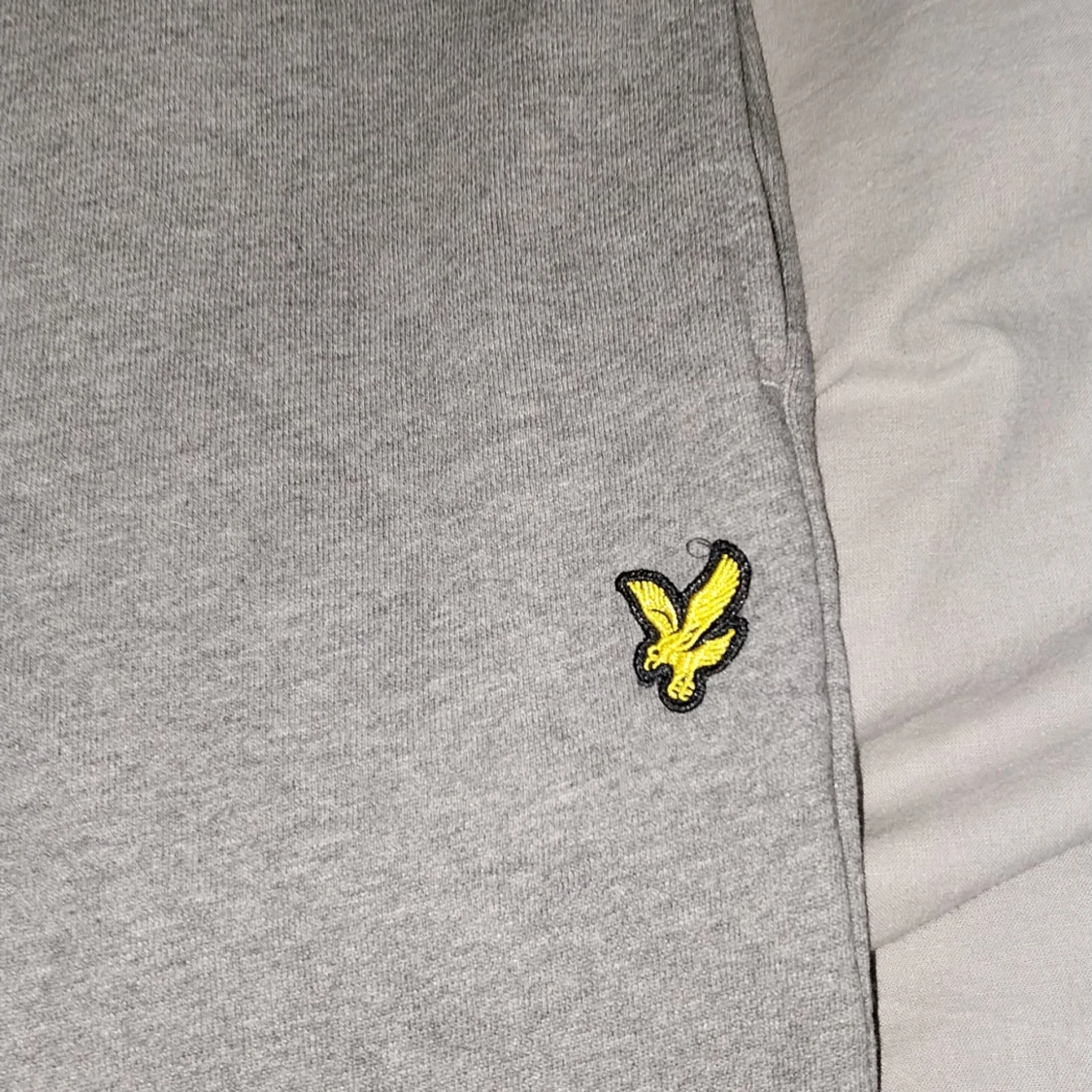 Grå mjukisbyxor från Lyle & Scott - 1