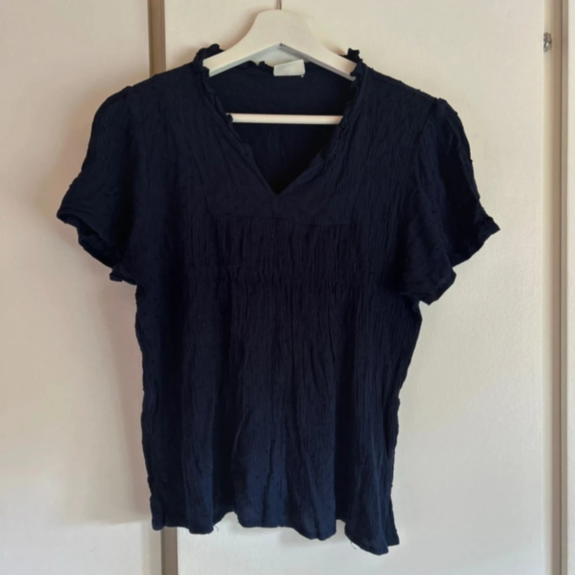 Mörkblå blus med v-ringning