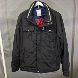 Field jacket j lindeberg L - Sjuukt snygg field jacket från j lindeberg! Perfekt för höst o vinter! Den har dun på insidan! Funkar alltså för vintern! Size XL sitter mer som L! Hör av dig vid frågor! Tryck gärna på köp nu! 