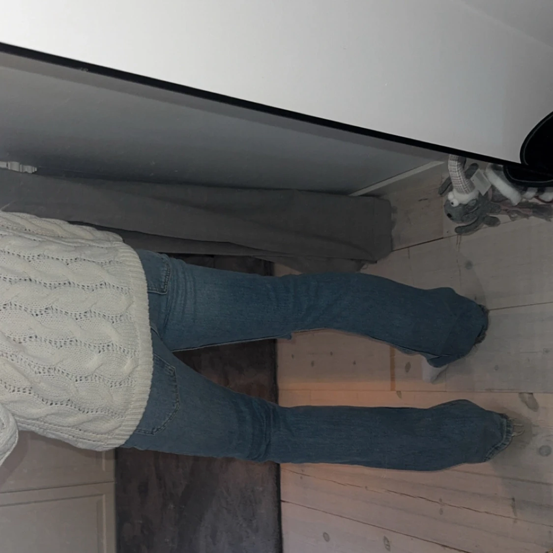 Blå bootcut jeans med hål på knät - 2