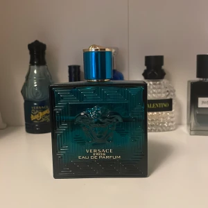 Versace Eros Eau de Parfum 100ml - Versace Eros Eau de Parfum, 100 ml, tillverkad i Italien. En ikonisk flaska som sticker ut i samlingen och passar perfekt för dig som vill ha något exklusivt och trendigt.