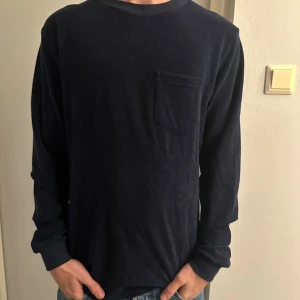 Marinblå Kofta - Bread & Boxers kofta i storlek S. Tröjan är knappt använd och sjukt snygg. 180,65kg. Skrih för frågor. 