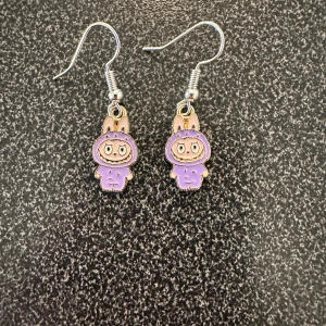 Nya örhängen med Labubu  - Nya örhängen med Labubu 