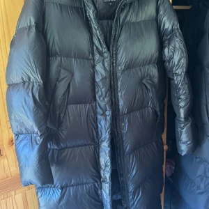 Svart pufferjack/ kappa  från 8848 Altitude - Säljer en svart pufferjacka från 8848 Altitude i storlek 34-36. Perfekt för kalla dagar med sin fluffiga och isolerande känsla. Stilsäker och enkel att matcha med din vardagsoutfit. Nypris 3400:-. Superskick! Knappt anv!