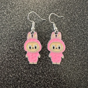 Nya Örhängen med Labubu  - Nya örhängen med Labubu.