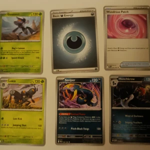 Pokémonkort - Genesect, Lokix, Seviper, Honchkrow m.fl. - Samling med sex coola Pokémonkort, inklusive Genesect, Lokix, Seviper och Honchkrow. Perfekt för dig som vill bygga din egen lek eller samla på unika och kraftfulla kort. Passar både nya och erfarna Pokémontränare!