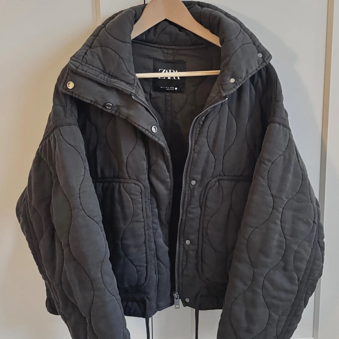Quiltad mörkgrå jacka från Zara