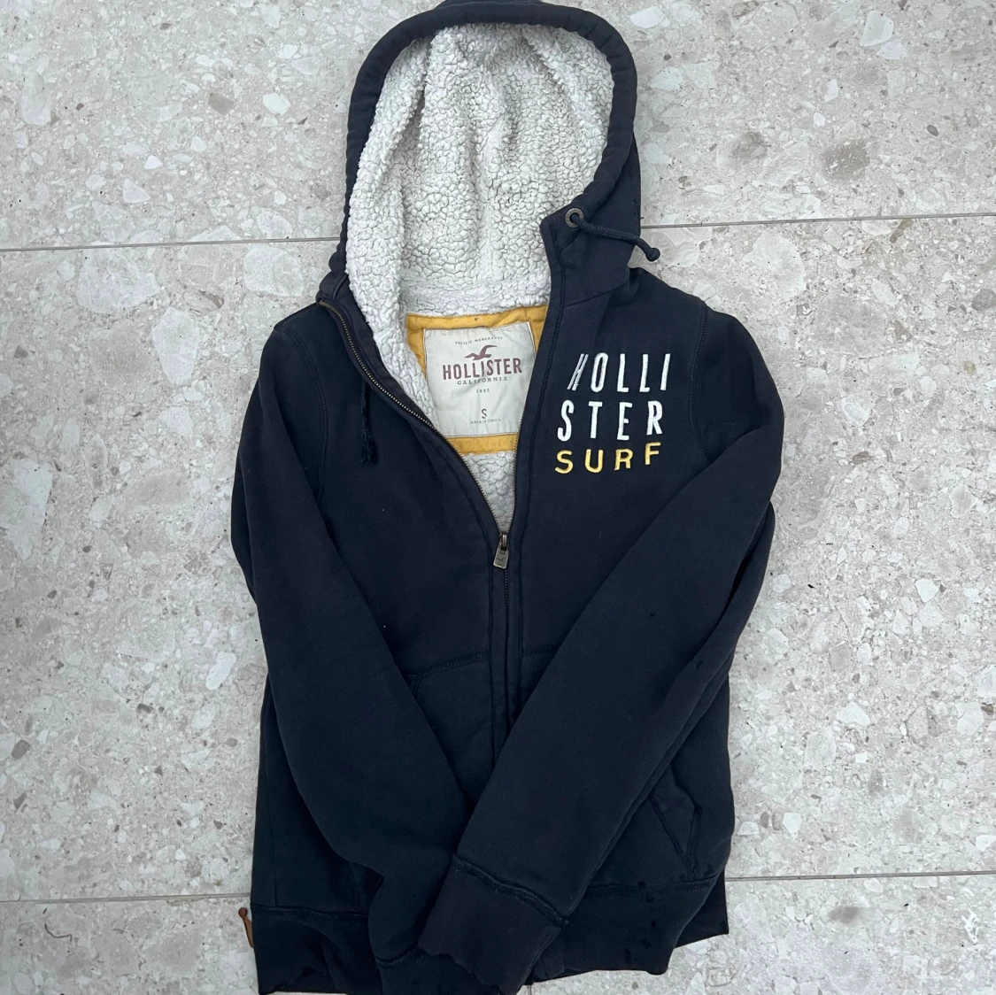 Svart zip hoodie från Hollister med foder