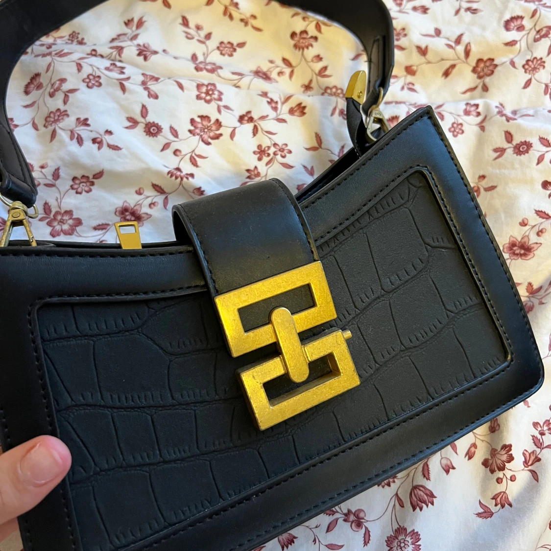 Svart axelväska med guldspänne - 1