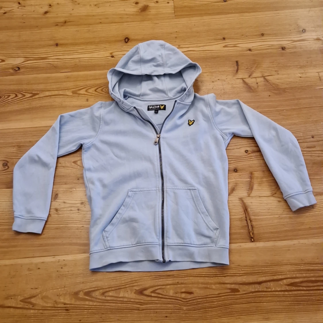 Ljusblå hoodie från Lyle & Scott