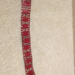 Tjockt rött bälte - Väldigt coolt bälte med nitar! Passar till jeans❤️