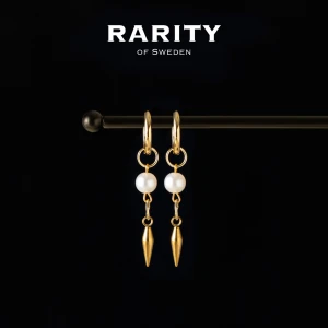 Rory Earring - Gold: Guldörhängen med pärlor och nitar - Otroligt snygga örhängen med nitar och pärlor i rostfritt stål!! Örhängena är i fin guldig färg och passar så bra för att piffa upp en outfit och lägga till en extra detalj🪽Likt alla andra våra smycken tål dessa örhängen vatten och håller sitt glans länge!! Vid frågor eller funderingar - välkommen att skriva till oss🪽