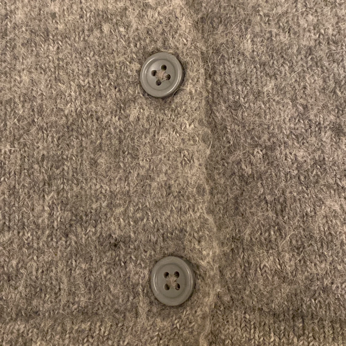 Grå stickad kofta från Gina Tricot - 3