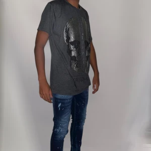 Philipp Plein Tshirt Herr XL -Grå - Helt ny. Fin replika med grym kvalitet. Storlek XL. Pris: 899kr. Först till kvarn som gäller. Skickas direkt inom 24h