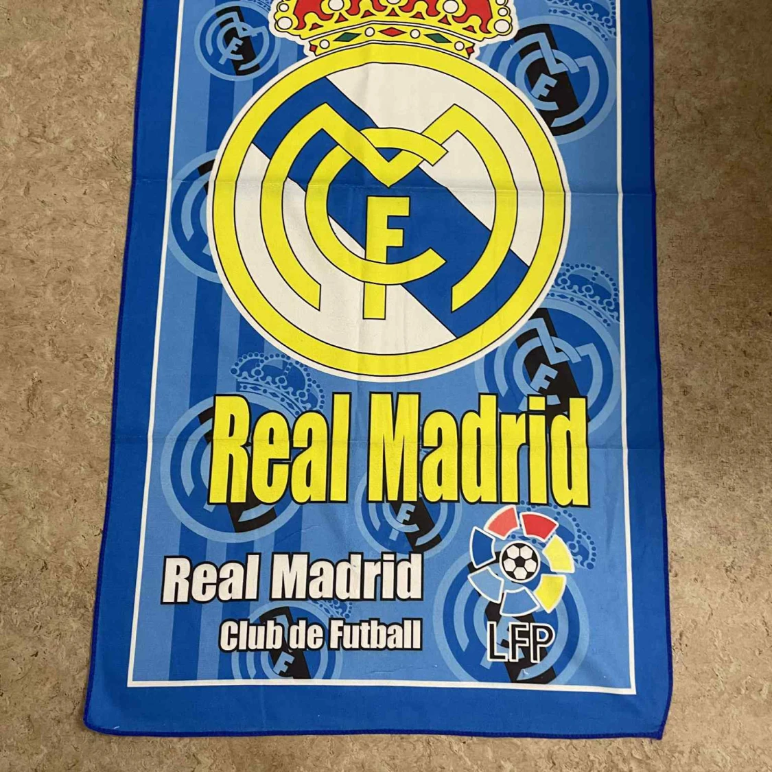 Real Madrid halsduk med klubbmärke - 1