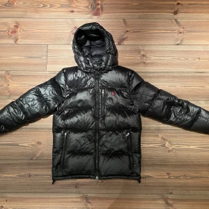 Polo Ralph Lauren ”The Gorham” dunjacka - Storlek M, mindre skada bak på jackan, se bild. Säljes då jag gått upp några pannor sen förra vintern.. 3500 elr hbj. Mvh.