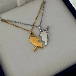 Maria Nilsdotter ”You and Me” inspirerat halsband - Aldrig använda, 18K guldpläterad och silverpläterad och tillverkade i rostfritt stål. Kedjornas längd är 40+5 cm och nickelfria. Om du har fler frågor, tveka inte att höra av dig 🤗