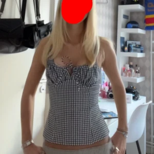 Topp från zara - Säljer denna topp från Zara som är använda sparsamt, toppen sälj inte längre!