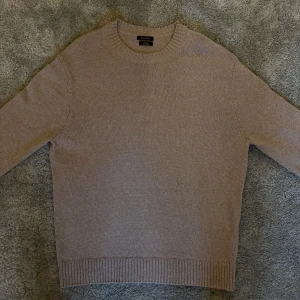 Beige stickad tröja från Massimo dutti  - Riktigt snygg tröja från Massimo dutti i färgen beige! 