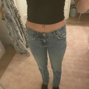 Blå straight jeans från Perfect Jeans - Säljer ett par klassiska blå jeans som tyvärr inte kommer till användning längre. Dom är från Perfect Jeans i storlek 32. Modellen har rak passform. Jeansen är tillverkade i slitstarkt denim och har snygga kontrastsömmar.💕