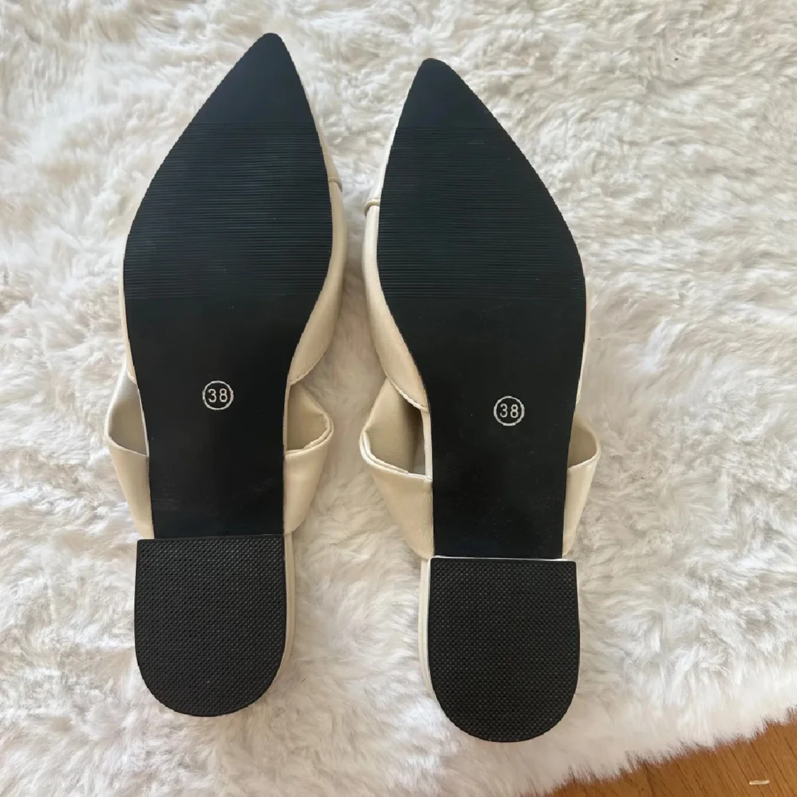 Beige slip-in skor med spetsig tå - 2