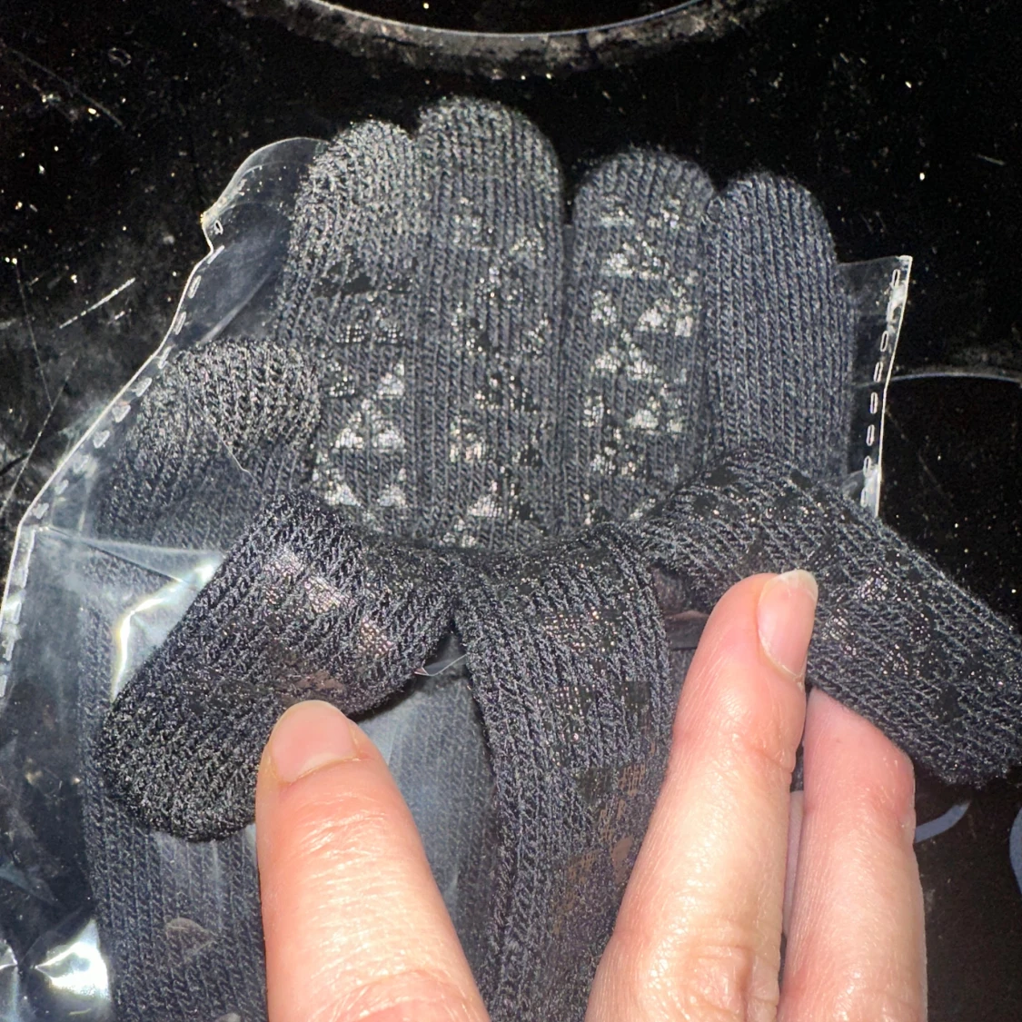 Svarta stickade handskar touchhandskar pekskärmshandskar 