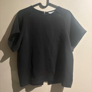 Tröja med dragkedja i ryggen  - Svart tröja med en snygg dragkedje detalj på ryggen från monki. Väldigt enkel men ändå en extra snygg detalj. Hör av er vid frågor, priset kan även diskuteras😊köparen står för frakten❣️