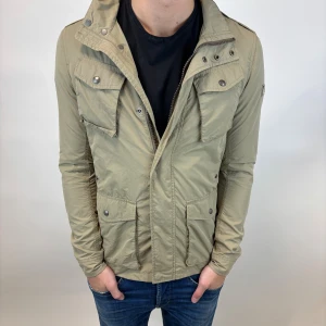 Woolrich Jacka  - Hej! Säljer nu denna väldigt snygga och eftertraktade Woolrich Fieldjacka!  Jackan är slutsåld överallt och går inte att få tag på… jackan är perfekt nu till hösten/vintern  Storlek XS Ny pris: 6000 kr Säljs för: 1399 kr