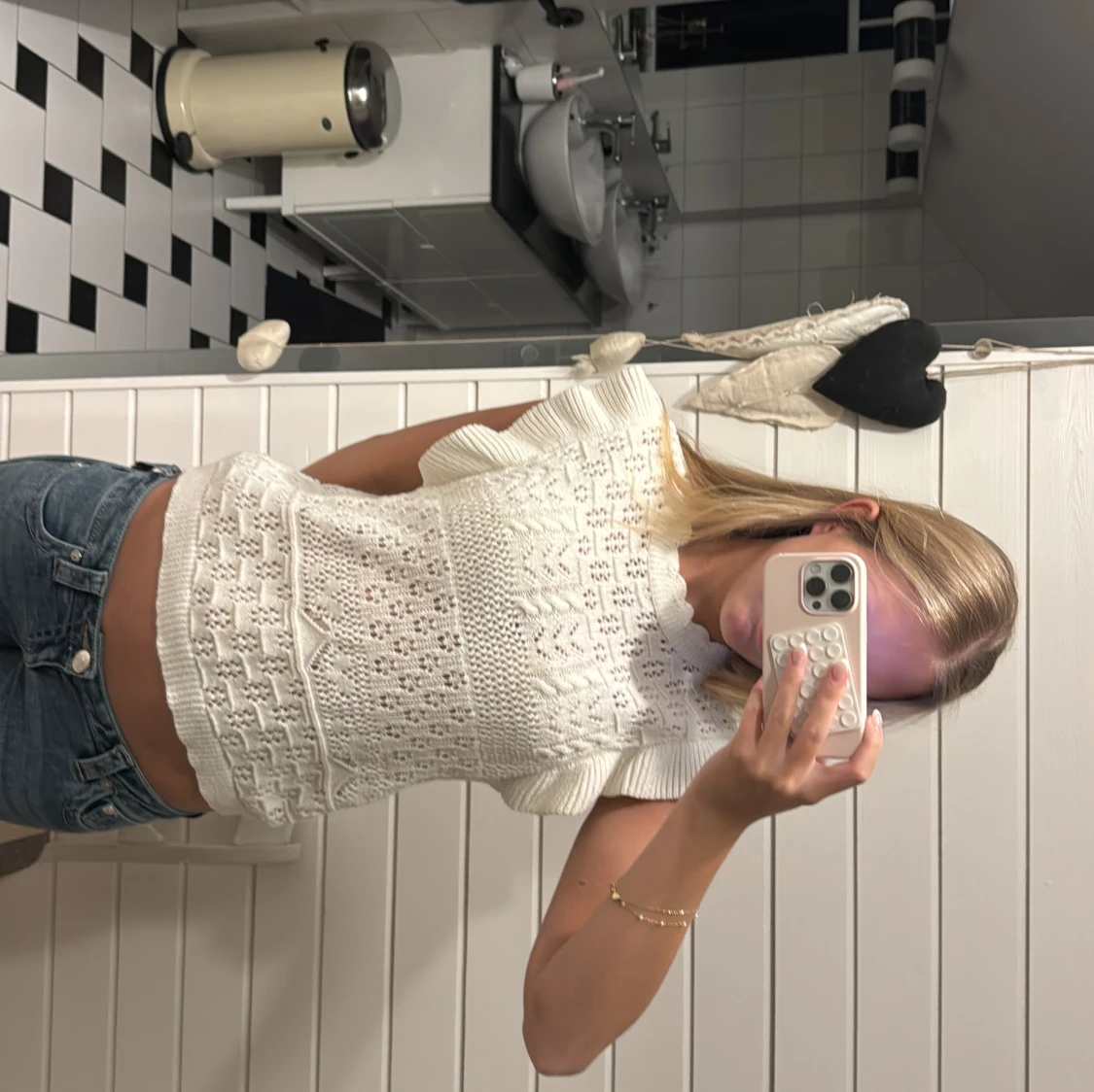 Vit stickad blus med volangärmar - 1