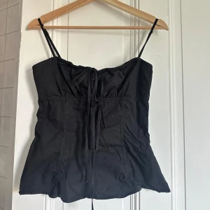 Svart linnetopp med snörning från Zara - Storlek S