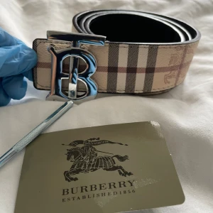 Burbery dubbelsidig bälte helt ny - Burbery dubbelsidig bälte helt ny och hållgörare ingår  helt ny är de väldigt snygg med fina detaljer följ gjärna våran TikTok Scandinavia_market kort ingår 