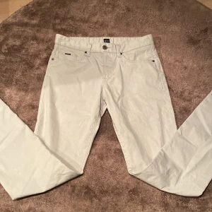  boss jeans - Ljusgrå/vita  Hugo boss jeans. Ny skick. Stilrena. Storlek 31/32