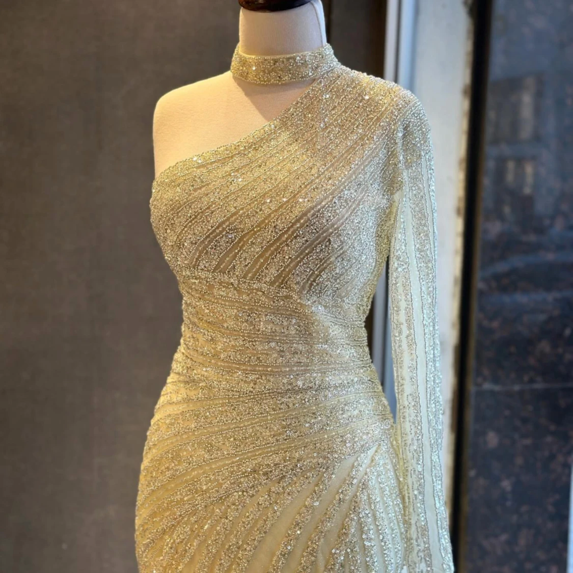 Champagnefärgad glittrig långklänning - 2