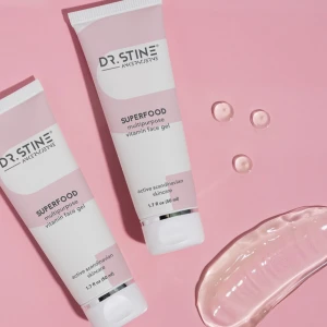 Dr. Ankersjerne Superfood Face Gel - Superfood multipurpose vitamin face gel från Dr. Ankersjerne. En ansiktsgel i tub på 50 ml med aktiva skandinaviska ingredienser. Förpackningen är vit och ljusrosa med modern design. Gelen är genomskinlig och lätt i konsistensen. Den är inte öppnat nypris 850kr