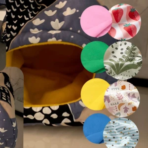 Djurbäddar sys på beställning  - Djurbädd & koja sys på beställning 🙌💗 Här finns färgalternativen som man kan mixa & matcha som man vill, har även vit och mörkgrå fleece🐹Bilderna visar mjuka, handsydda bäddar och kojor för husdjur i olika färger och mönster, med vadderad insida och öppning framtill. Perfekt för smådjur som vill ha en mysig plats att vila på.