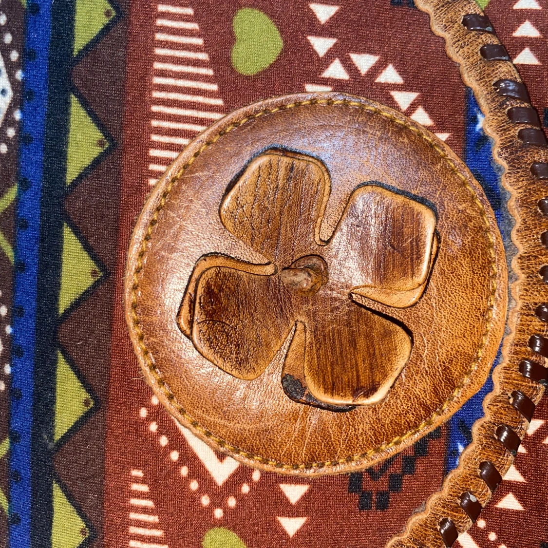 Mönstrad axelväska med skinnblomma - 1