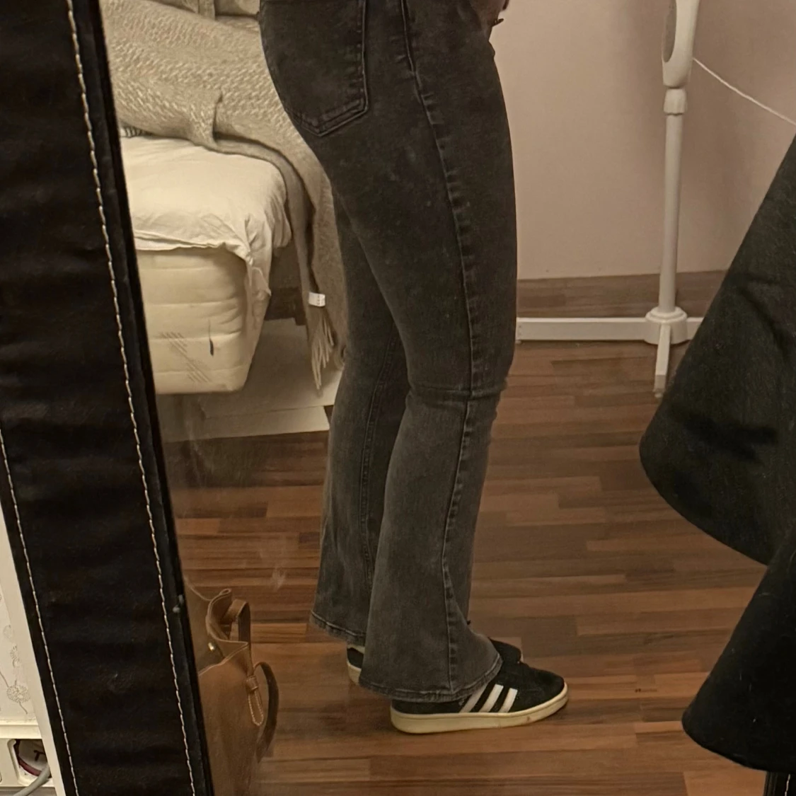 Bootcut svarta jeans med tvättad look - 1