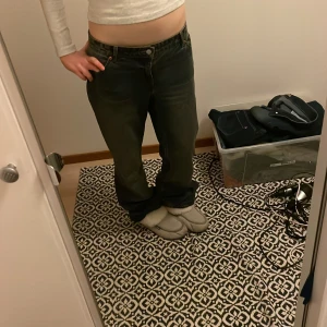 MONKI blå baggy jeans - Säljer dessa snygga mörkblå baggy jeans från Monki. De är super sköna och i mycket bra kvalitet 😁. Midja tvärs över: 41cm inerbenslängd:83 cm men de ser mycket längre ut när de är på.