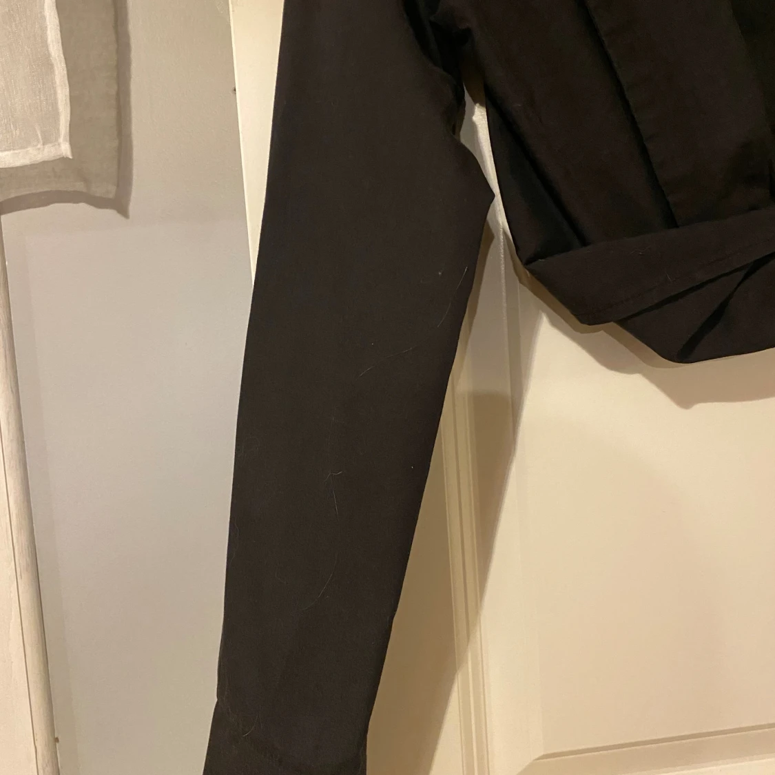 Svart croppad omlottopp från PrettyLittleThing - 2