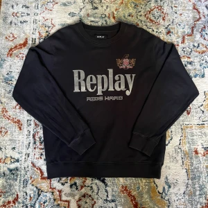 Svart sweatshirt från Replay - Replay sweatshirt i mycket bra skick, endast använd ett par gånger. Strl L