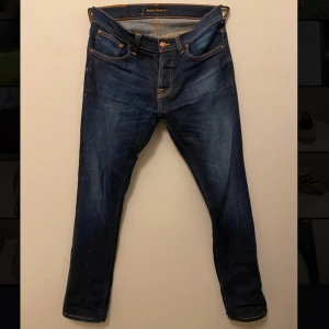 Nudie Jeans - Säljer dessa schyssta Nudie jeans. Modellen är grim trim och storlek 31W 32L. Dessa är dock uppsydda några centimeter så passar dig som har 31/30L. Knappt använda men säljer eftersom jag inte använder dem längre. 