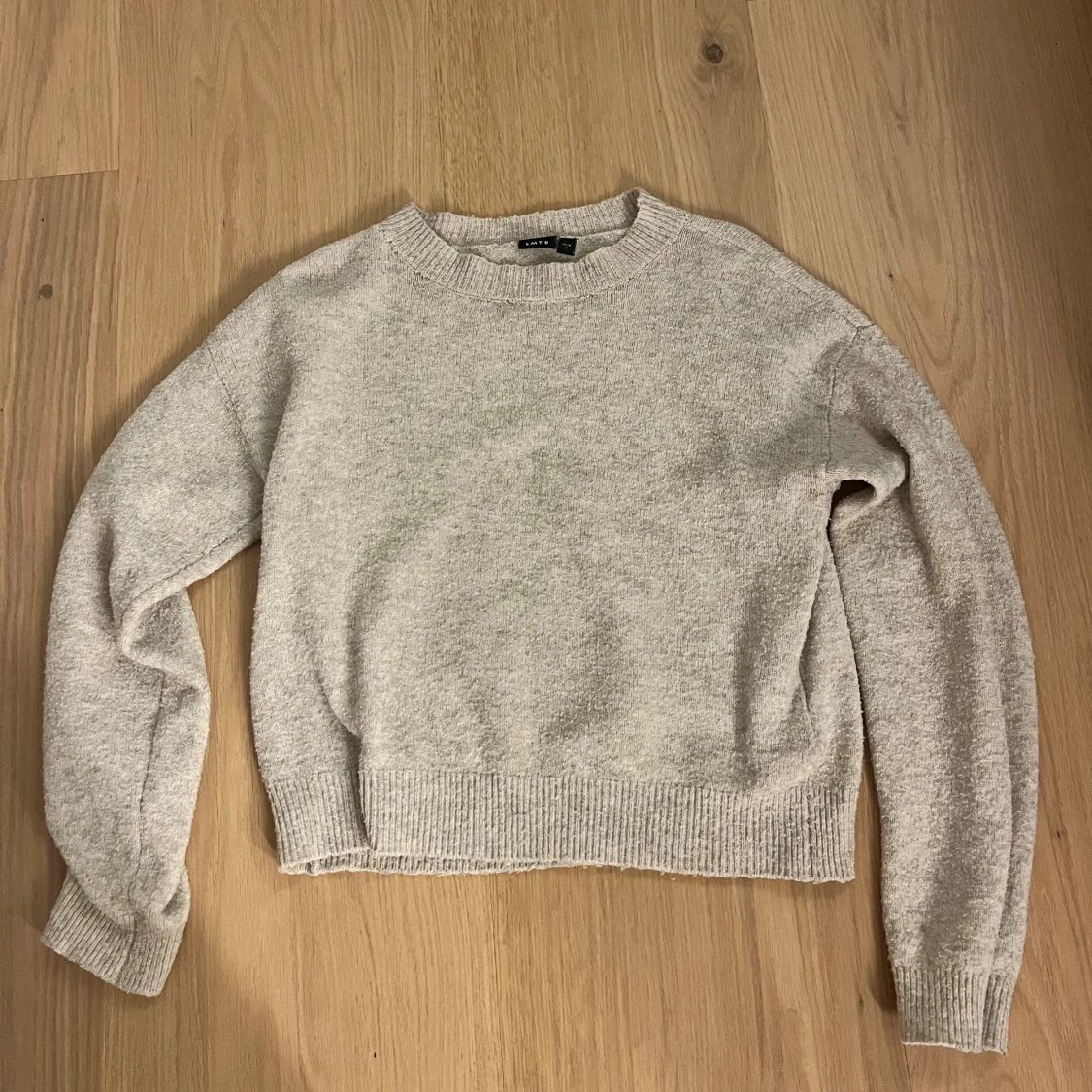 Beige stickad tröja från LMTD
