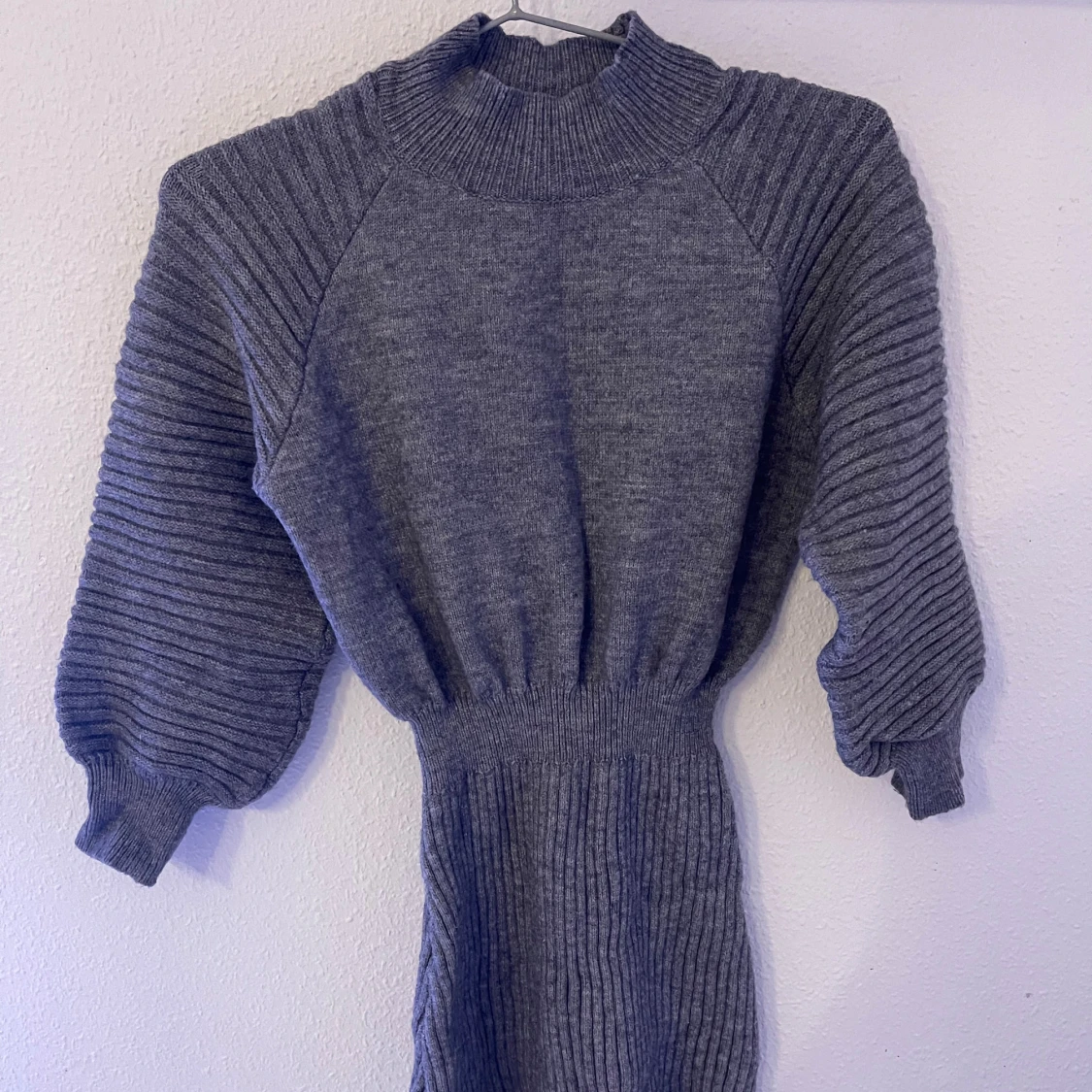 Grå ribbad stickad klänning - 1