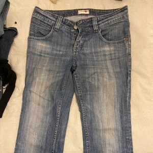 SÖTA STRAIGHT LOW WAIST JEANS - Fina straight jeans, tyvärr för smala för mig. W 27 L 30, inga defekter.